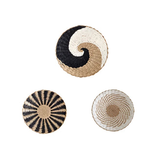 Handwoven rattan decorative wall basket – a natural boho wall decor piece perfect for adding texture and warmth to any space. Crafted from eco-friendly materials, this stylish wall plate enhances modern, rustic, and Scandinavian interiors. Ideal for gallery walls, living rooms, or entryways.