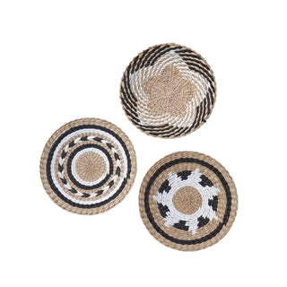 Handwoven rattan decorative wall basket – a natural boho wall decor piece perfect for adding texture and warmth to any space. Crafted from eco-friendly materials, this stylish wall plate enhances modern, rustic, and Scandinavian interiors. Ideal for gallery walls, living rooms, or entryways.