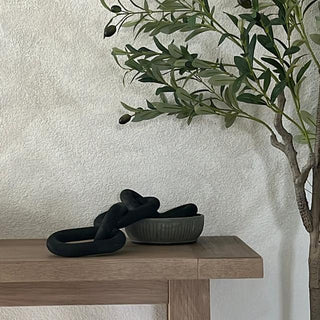 Black wooden chain link display ornament – a decorative home accessory crafted from natural wood. Perfect for modern, rustic, boho or scandi-style decor, this hand-carved wooden chain adds a stylish touch to coffee tables, shelves, or mantels. Ideal for those seeking elegant, natural home decor pieces.