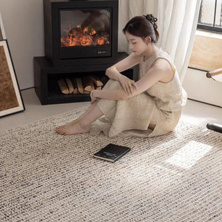 Natural wool area rug with earthy tones – the Suri handmade rug blends casual elegance with durability, making it perfect for bedroom and living room spaces. Suitable for contemporary, scnadi, wabi sabi and rustic interiors.