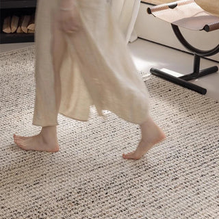 Natural wool area rug with earthy tones – the Suri handmade rug blends casual elegance with durability, making it perfect for bedroom and living room spaces. Suitable for contemporary, scnadi, wabi sabi and rustic interiors.