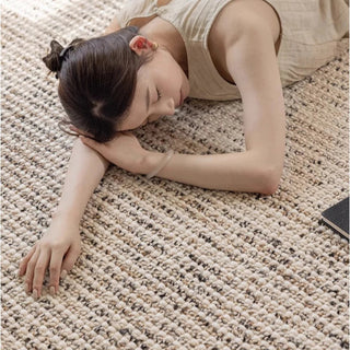 Natural wool area rug with earthy tones – the Suri handmade rug blends casual elegance with durability, making it perfect for bedroom and living room spaces. Suitable for contemporary, scnadi, wabi sabi and rustic interiors.